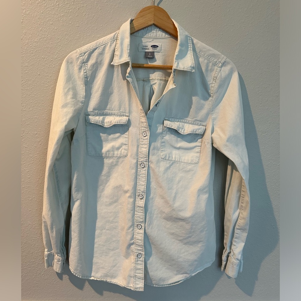 Women’s Old Navy Light Blue Button-Up Chambray Shirt